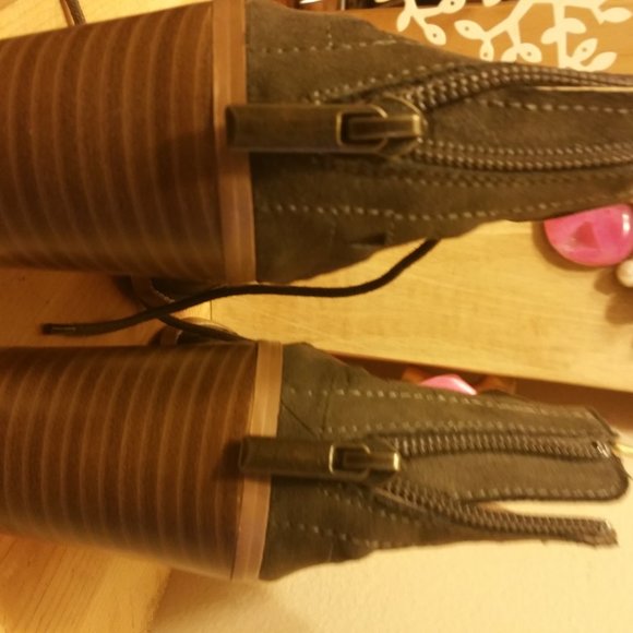 CANYON RIVER OLIVE GREEN STACK HEELS NEW 9 $20. - Picture 5 of 6